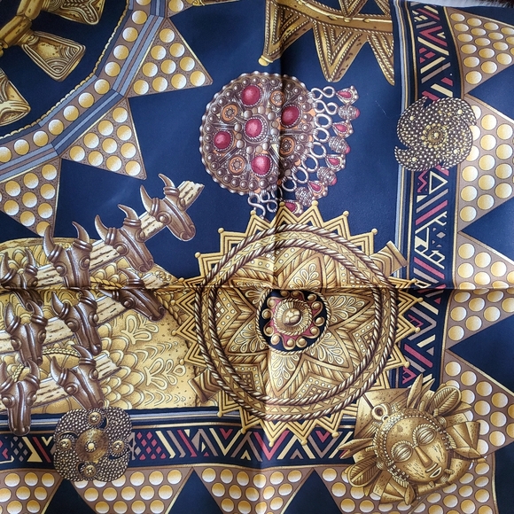 Hermès L'or Des Chefs/ The Gold of the Chiefs Silk Scarf - Picture 8 of 10